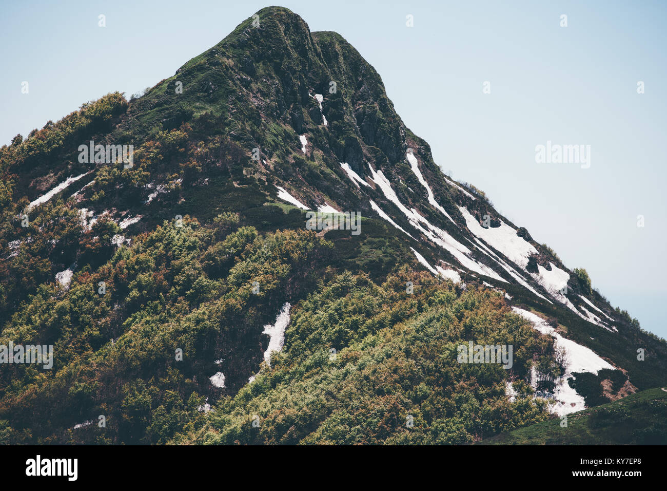 Picco di montagna paesaggio sereno di viaggio vista panoramica Foto Stock