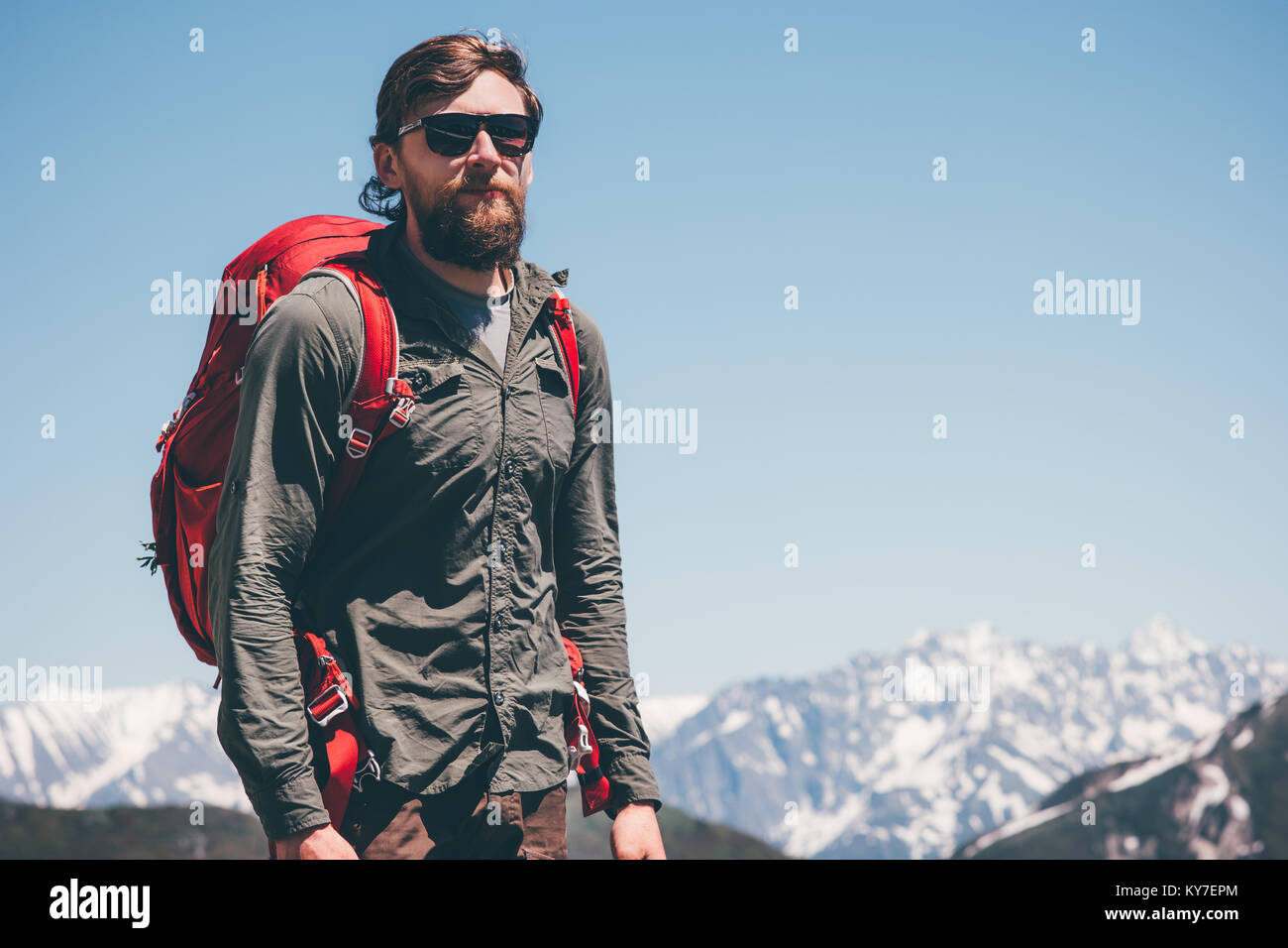 L'uomo Traveler escursioni in montagna stile di vita viaggio concetto di successo avventura vacanze attive outdoor Foto Stock