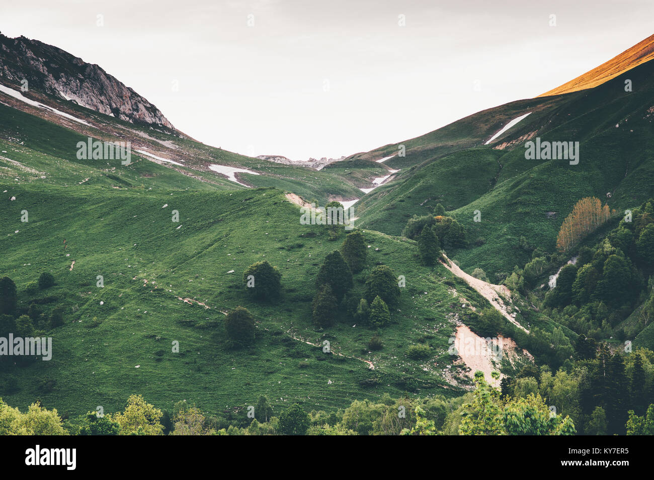 Le montagne della valle verde paesaggio viaggio paesaggio sereno stagione estiva Foto Stock