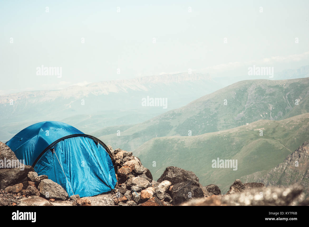 Tende da campeggio nel paesaggio delle montagne di viaggio il concetto di stile di vita Estate Vacanze avventura all'aperto Foto Stock