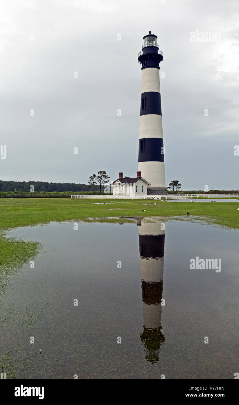 NC01295-00...North Carolina - Bodie Island Lighthouse riflettendo in una pozza dopo una tempesta di pioggia; parte di Cape Hatteras National Seashore. Foto Stock