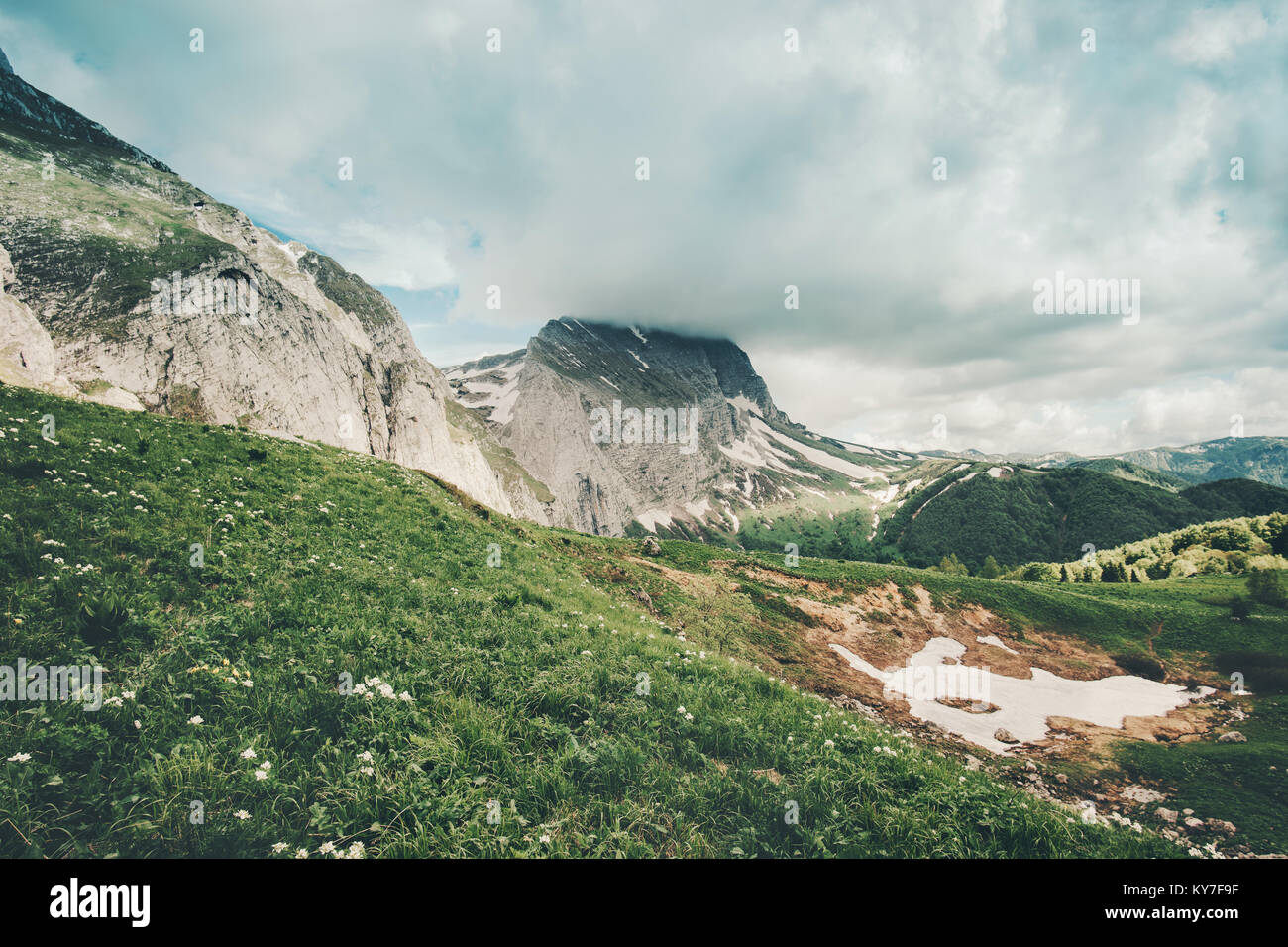 Montagne Rocciose e verde paesaggio della valle di viaggio paesaggio sereno stagione estiva Foto Stock
