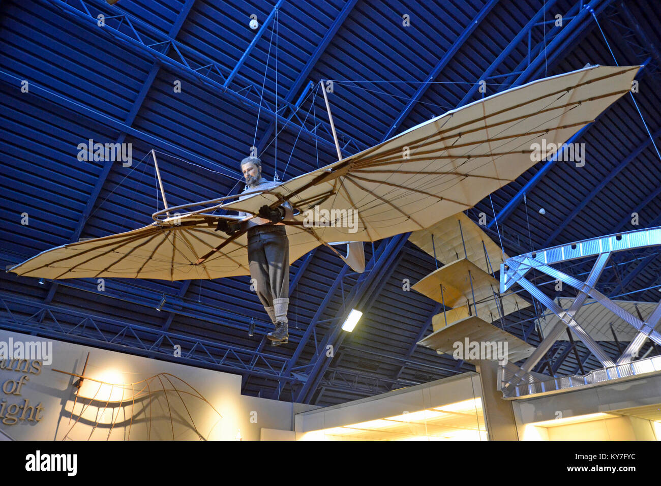 Modello di otto Lilienthal e la sua macchina volante al Museo della Scienza, Londra, Regno Unito Foto Stock