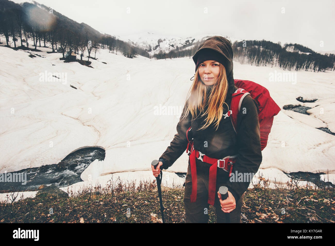 Donna Traveler con zaino trekking in montagna innevata stile di vita viaggio avventura concetto vacanze attive outdoor natura selvaggia Foto Stock