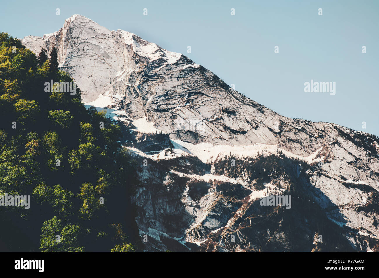 Montagne rocciose di picco e paesaggio forestale viaggio estivo natura selvaggia scenic vista aerea Foto Stock