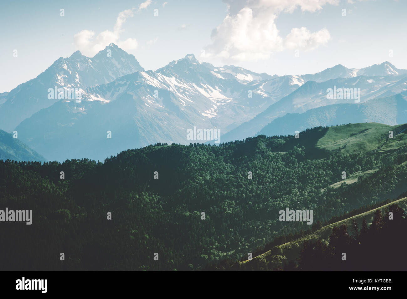 Montagne e paesaggio forestale viaggio estivo natura selvaggia scenic vista aerea Foto Stock