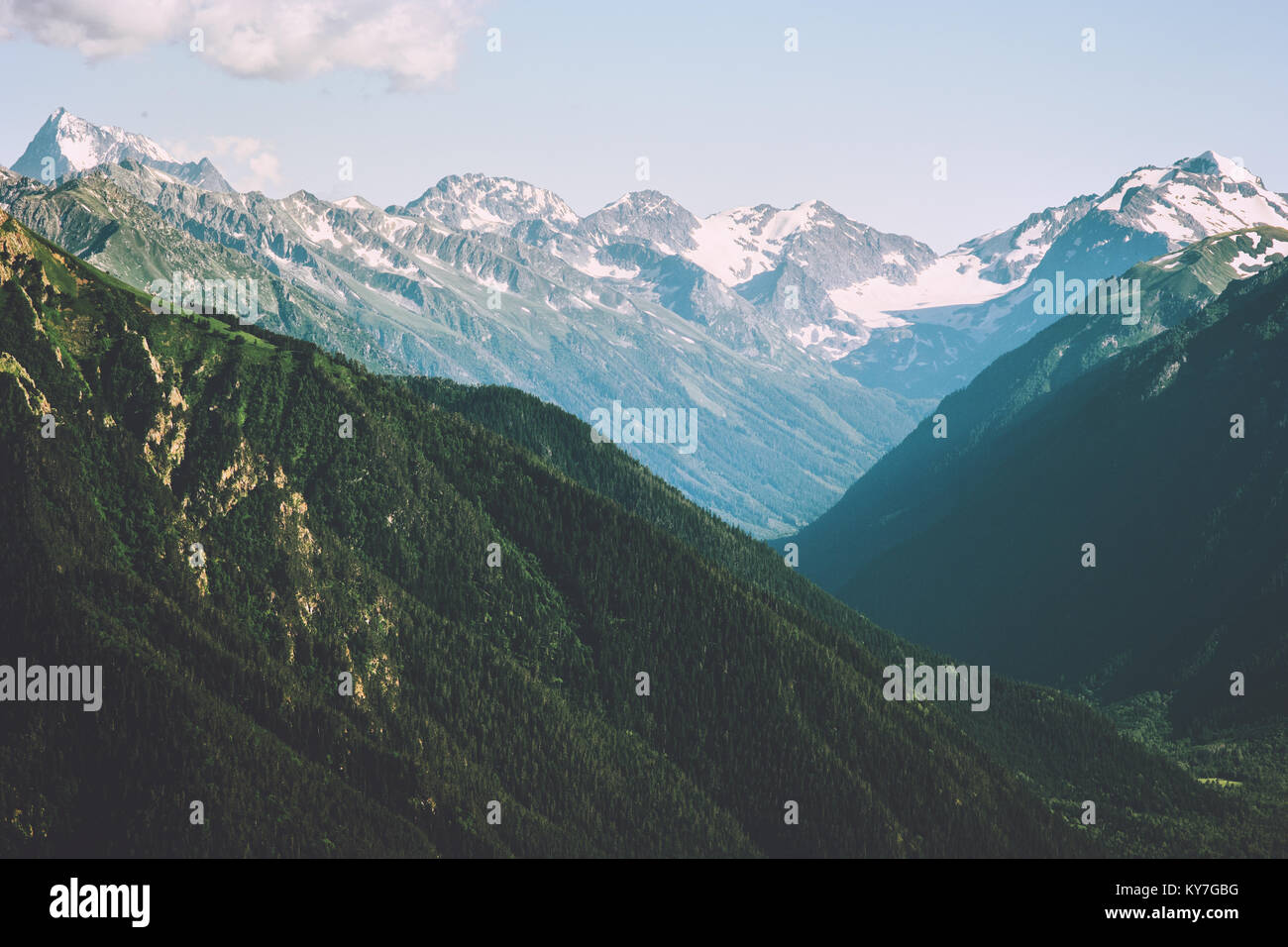 Montagne e paesaggio forestale viaggio estivo natura selvaggia scenic vista aerea Foto Stock