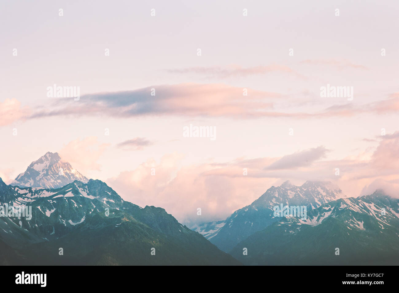 Il tramonto sulle montagne dei picchi di gamma paesaggio viaggio estivo natura selvaggia scenic vista aerea Foto Stock