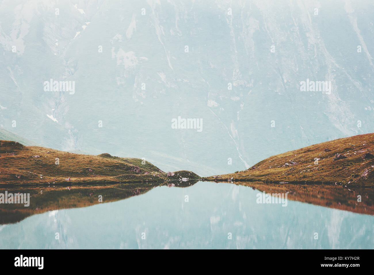 Il lago e le montagne di riflessione a specchio di acqua paesaggio minimo viaggio estivo calma serena vista aerea Foto Stock