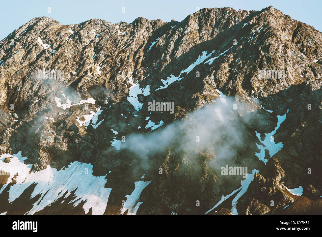 Montagne rocciose e le nuvole paesaggio vista aerea viaggio estivo di natura selvaggia del bellissimo scenario Foto Stock