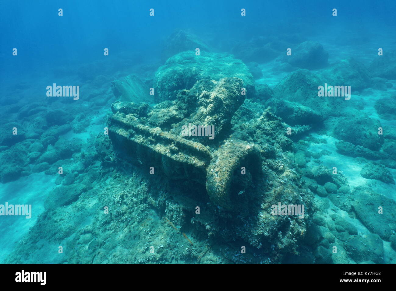 Naufragata la nave rimane un vapore marino subacqueo del motore sul fondale, mare Mediterraneo, Côte Vermeille, Pyrenees-Orientales, Roussillon, Francia Foto Stock