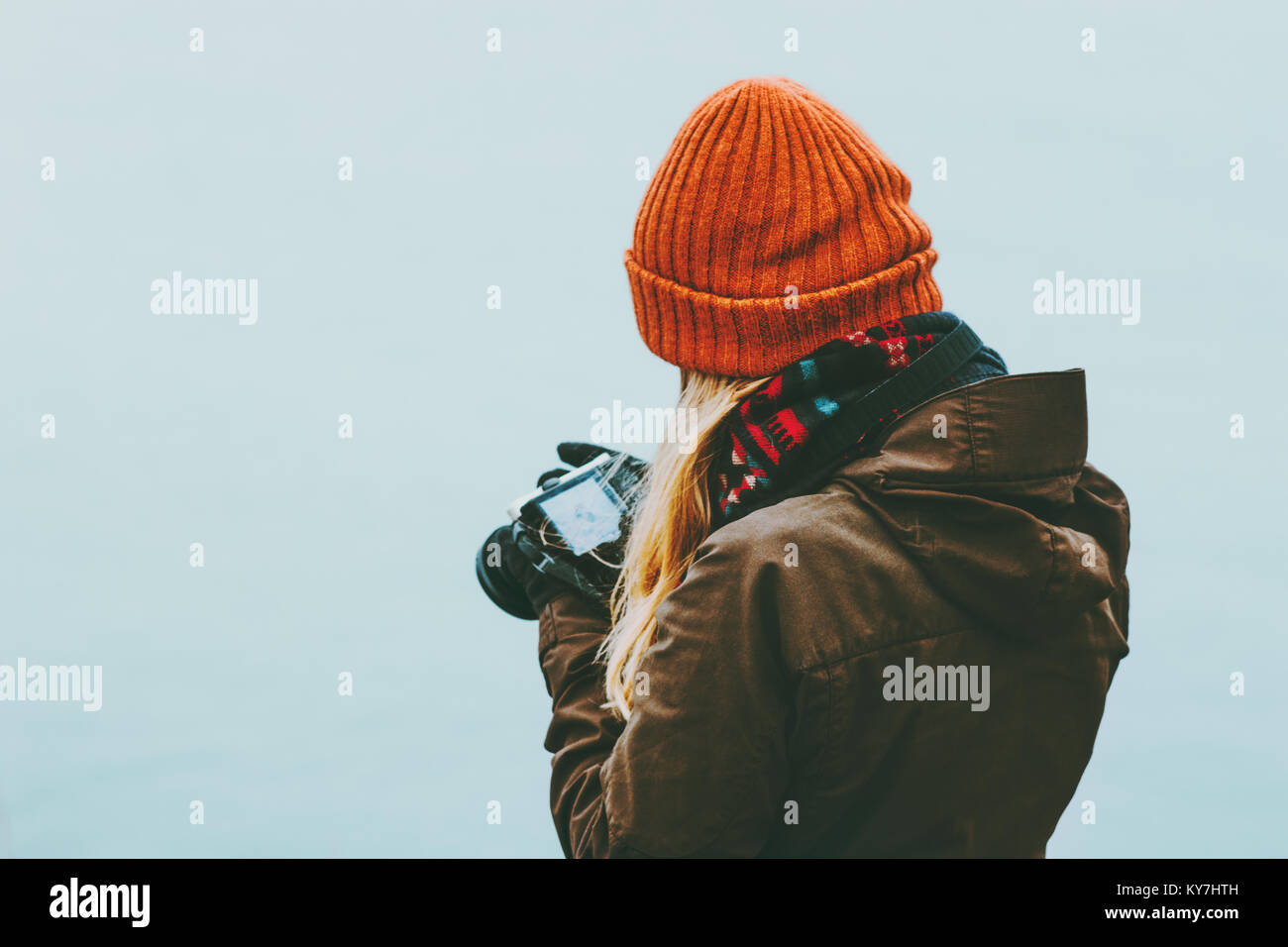 Donna fotografo con fotocamera foto nebbia fredda sul mare di sfondo dello stile di vita di viaggio concetto Vacanze avventura all'aperto Foto Stock