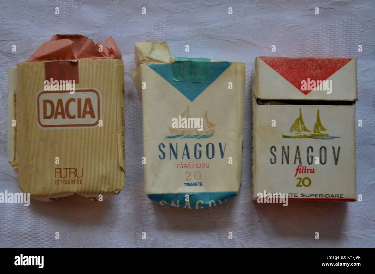 Pacchetti di sigarette della Romania comunista, hanno acquistato tra il  1987 e il 1990, dall'Epoca de aur, nostalgia: Dacia, Snagov con e senza  filtro Foto stock - Alamy