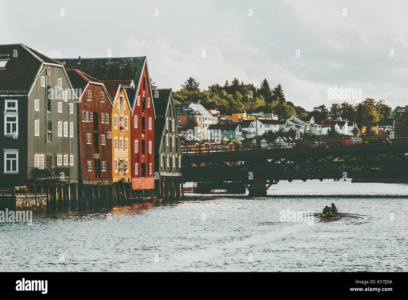 La città di Trondheim case colorate sul fiume in Norvegia paesaggio scandinavo, irriconoscibile turisti in una barca godendo di street view Foto Stock