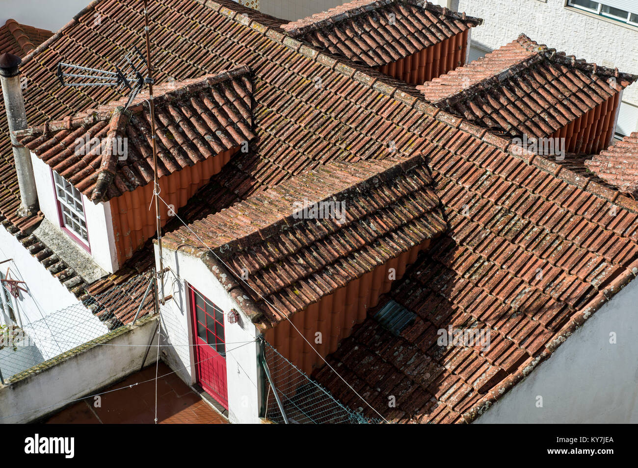 Tradizionali mattonelle in terracotta sulla sommità del tetto. vista ... Tetto a vista