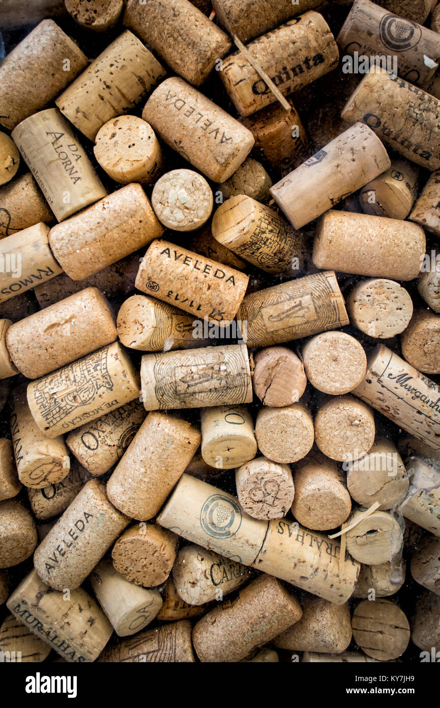 Collezione di bottiglie di vino i tappi di sughero di varie forme e  dimensioni Foto stock - Alamy