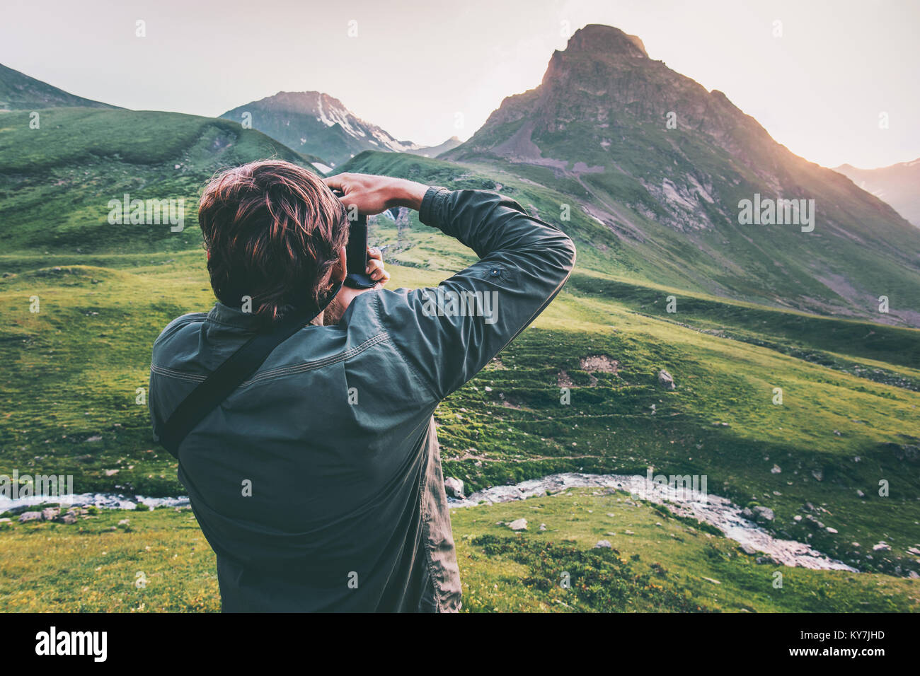 L'uomo blogger fotografo tenendo la foto del tramonto montagne stile di vita viaggio concetto hobby avventura vacanze attive outdoor Foto Stock