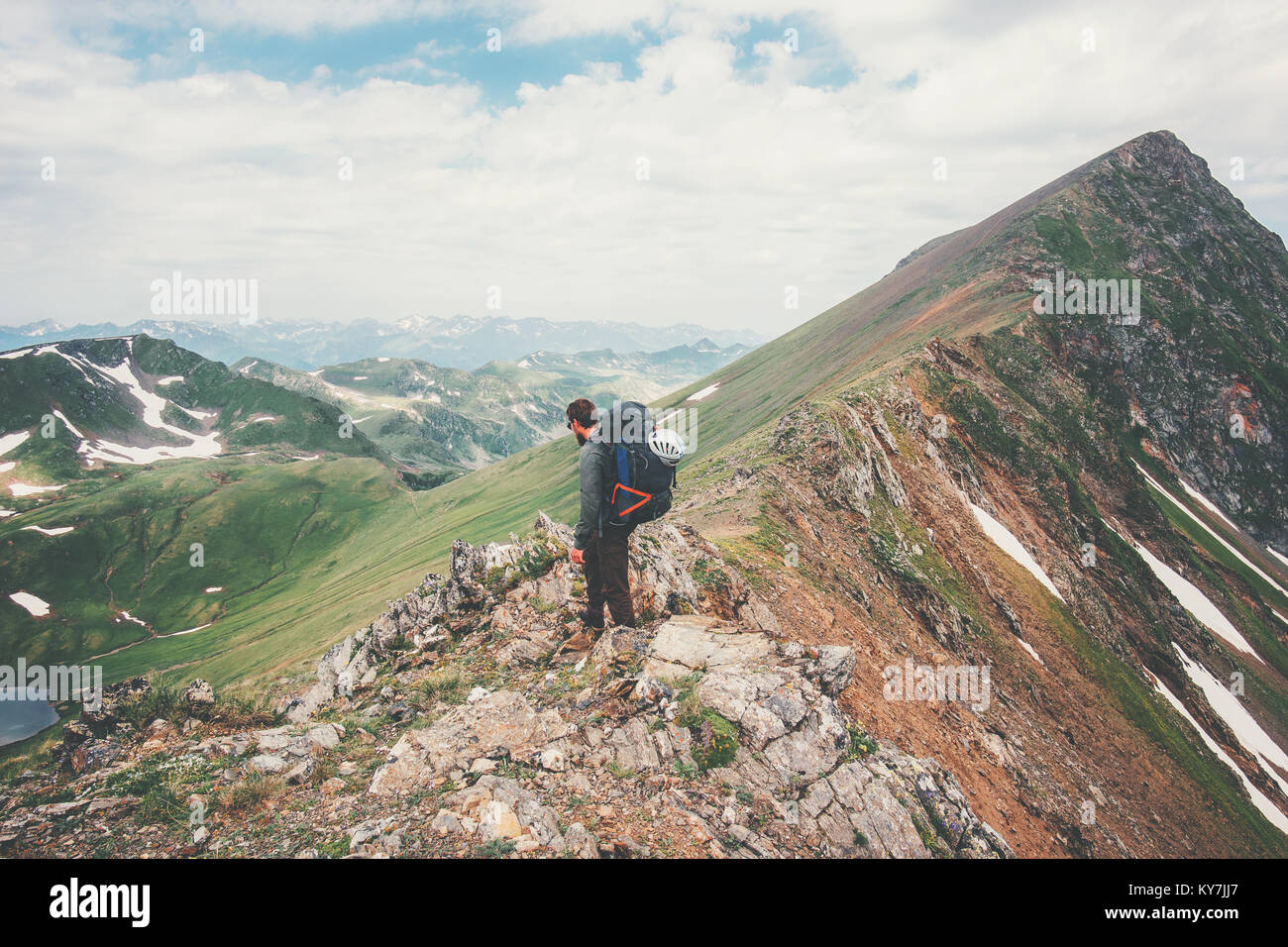 Traveler uomo escursionismo zaino con vertice sul viaggio in montagna il concetto di stile di vita Avventura estate vacanze outdoor Foto Stock