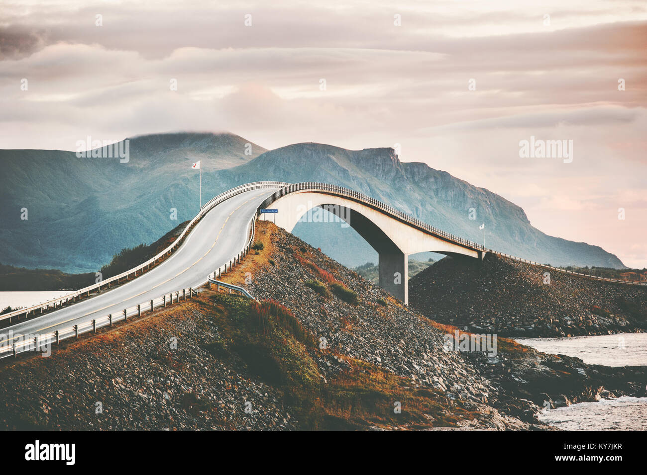 Atlantic road in Norvegia Storseisundet bridge oltre oceano viaggi scandinava i punti di riferimento Foto Stock