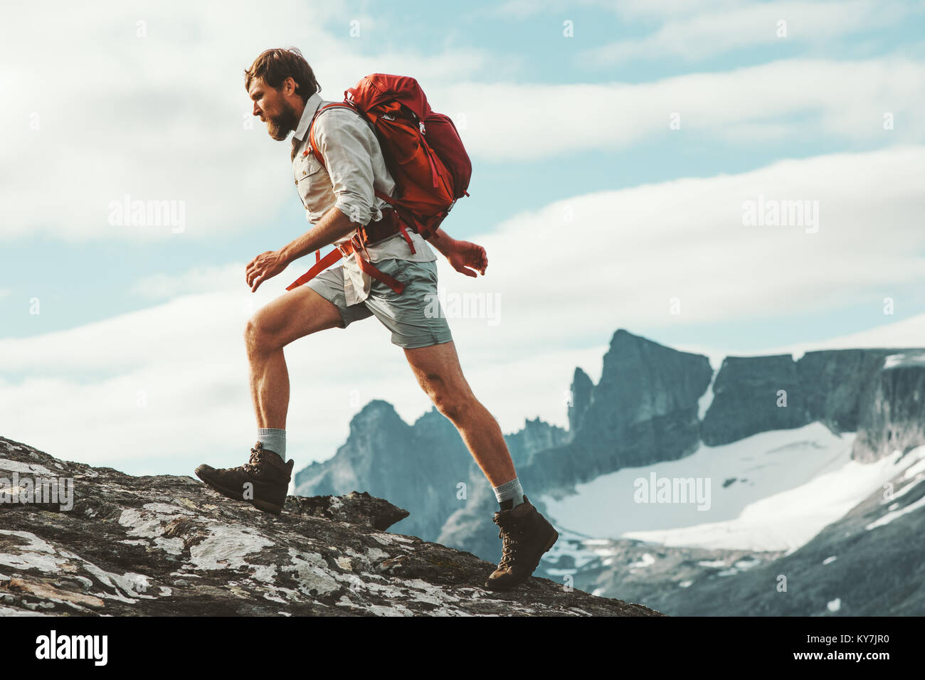 L uomo trail running in montagna con zaino Norvegia Escursioni Viaggi il concetto di stile di vita attivo weekend vacanze estive wild trek Foto stock Alamy