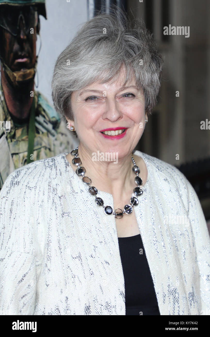 Il sole premi militare - Arrivi con: Theresa Maggio, Primo Ministro dove: Londra, Regno Unito quando: 13 Dic 2017 Credit: Lia Toby/WENN.com Foto Stock