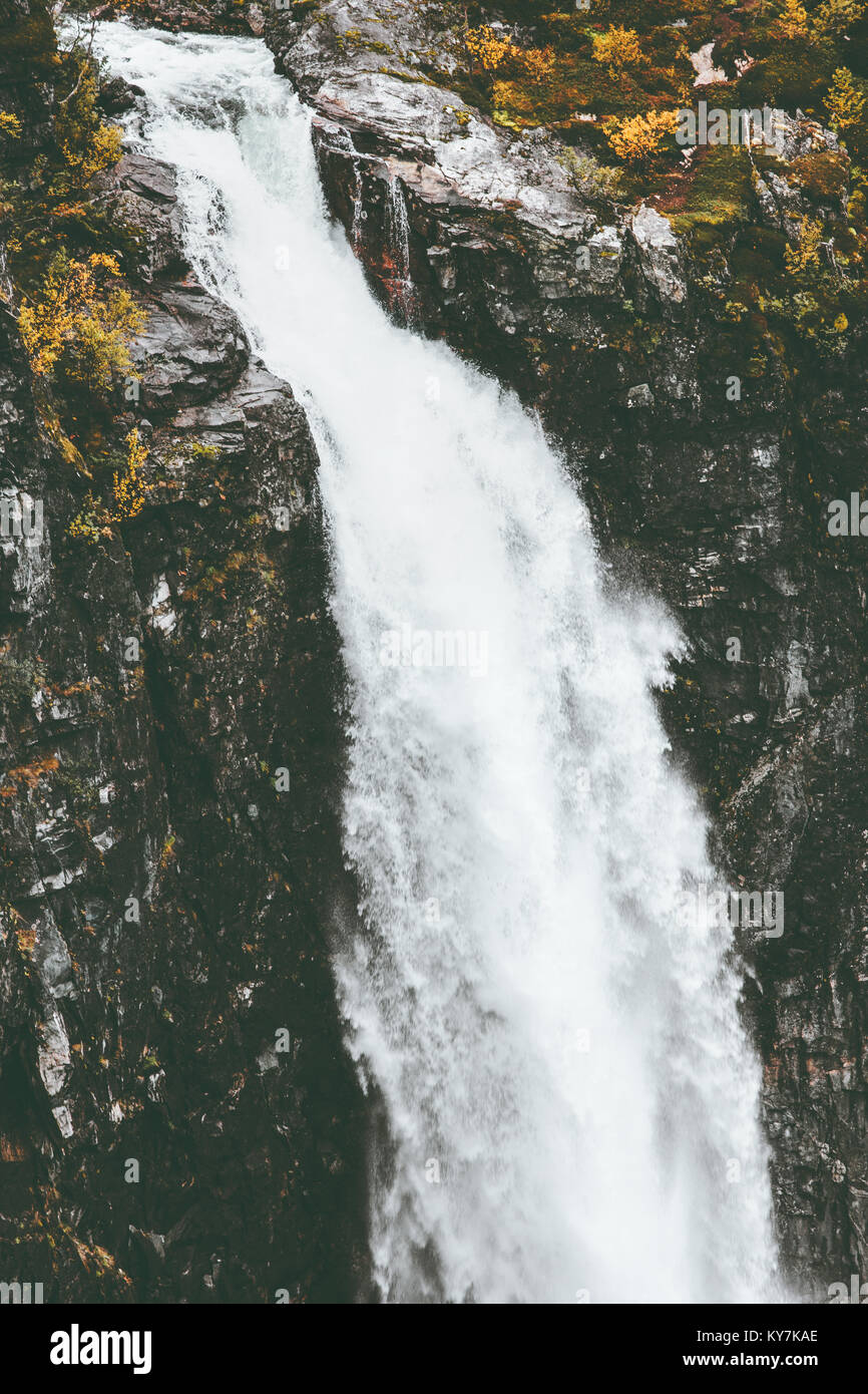 Cascata Vettisfossen è la caduta libera più alta in Norvegia paesaggio di montagne rocciose viaggi sereni vista panoramica natura selvaggia vista aerea Foto Stock