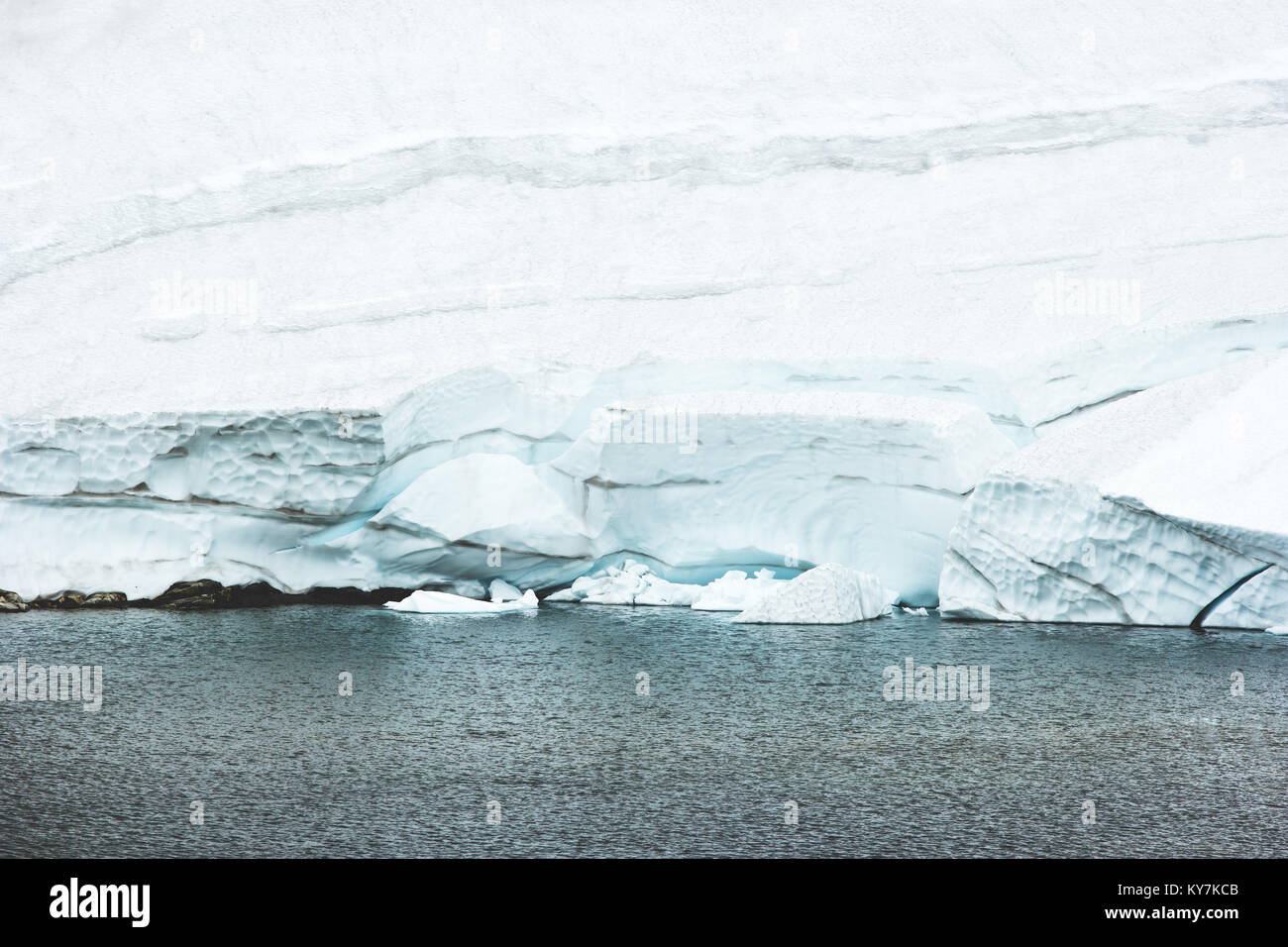 Paesaggio di inverno la neve e il lago sullo sfondo di viaggio scenario stagionale Foto Stock