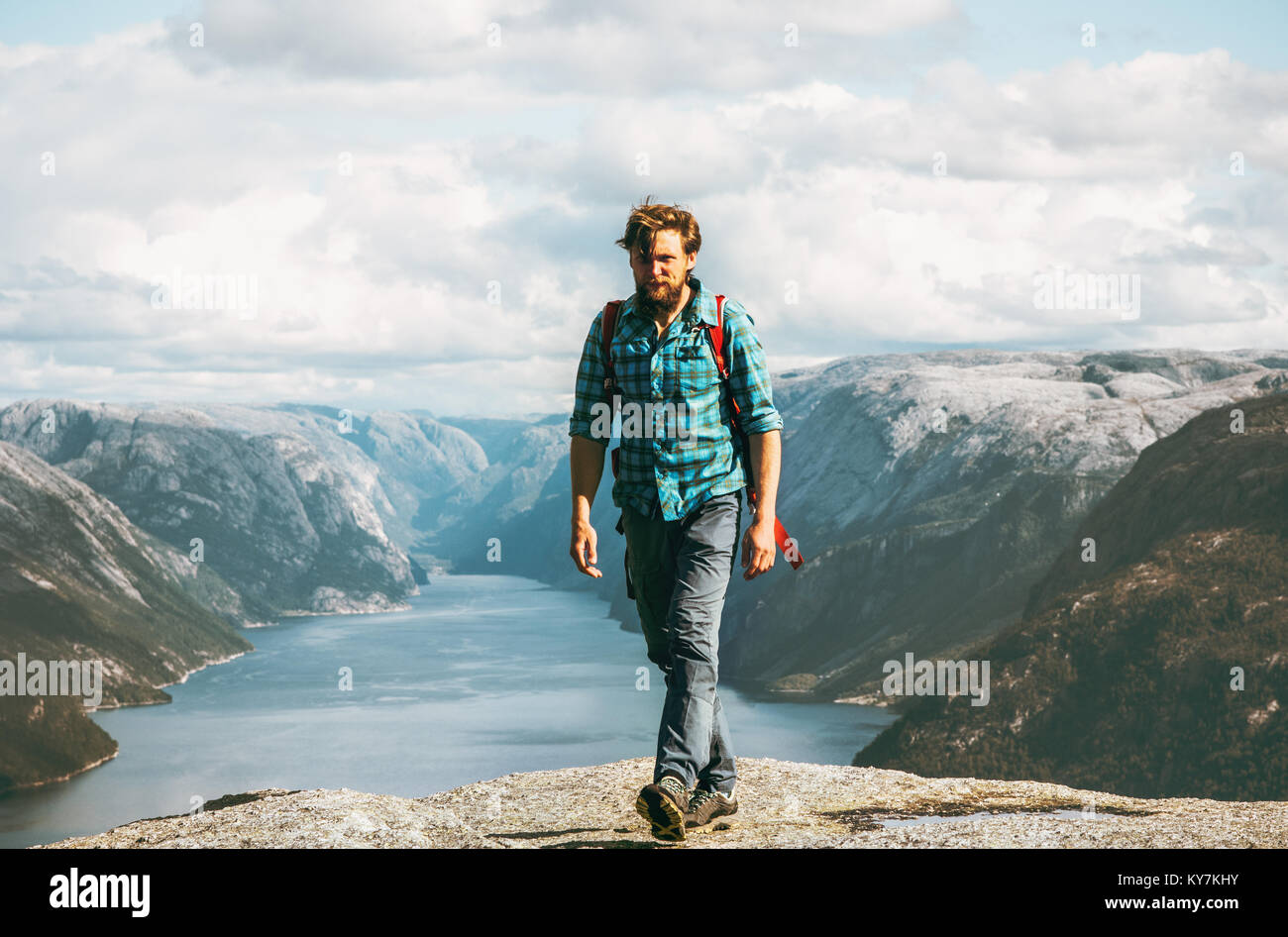 Viaggio in Norvegia Uomo con zaino escursionismo Lifestyle concetto avventura outdoor attivo vacanze estive Foto Stock