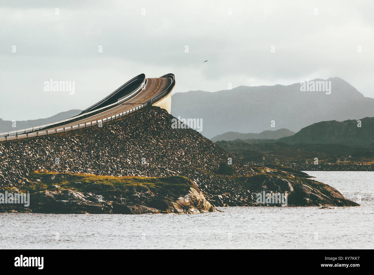 Atlantic road Storseisundet ponte su Ocean Way a nubi Norvegia travel i punti di riferimento Foto Stock