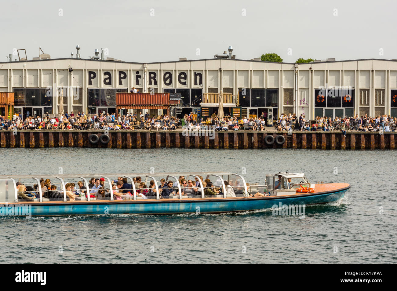 Cucina di strada sulla carta isola di Copenhagen con un sacco di persone sul molo e una gita in barca, Danimarca, 15 giugno 2017 Foto Stock