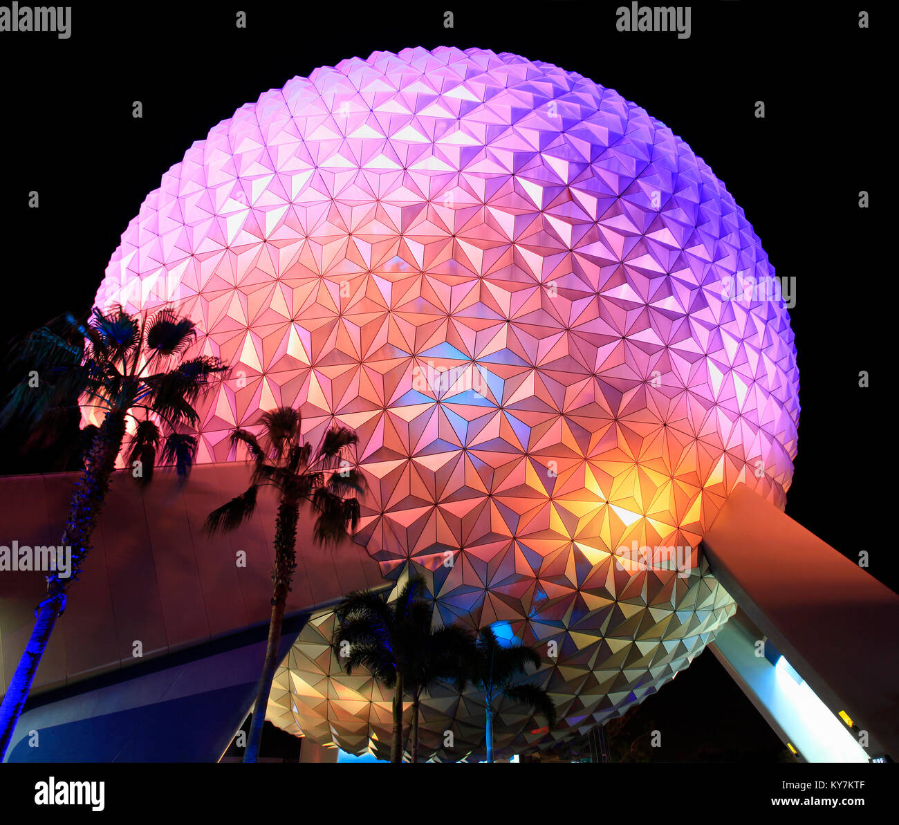 Disney's Epcot Center sfera illuminata di notte, Florida, Stati Uniti d'America Foto Stock