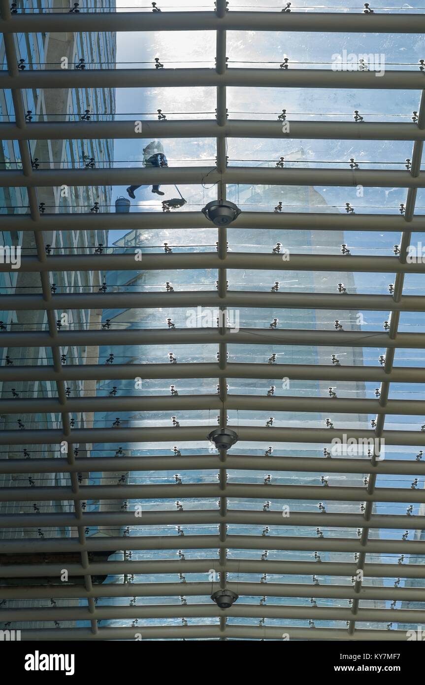Un lavoratore pulisce il tetto di vetro di un centro commerciale di Città del Messico. Foto Stock