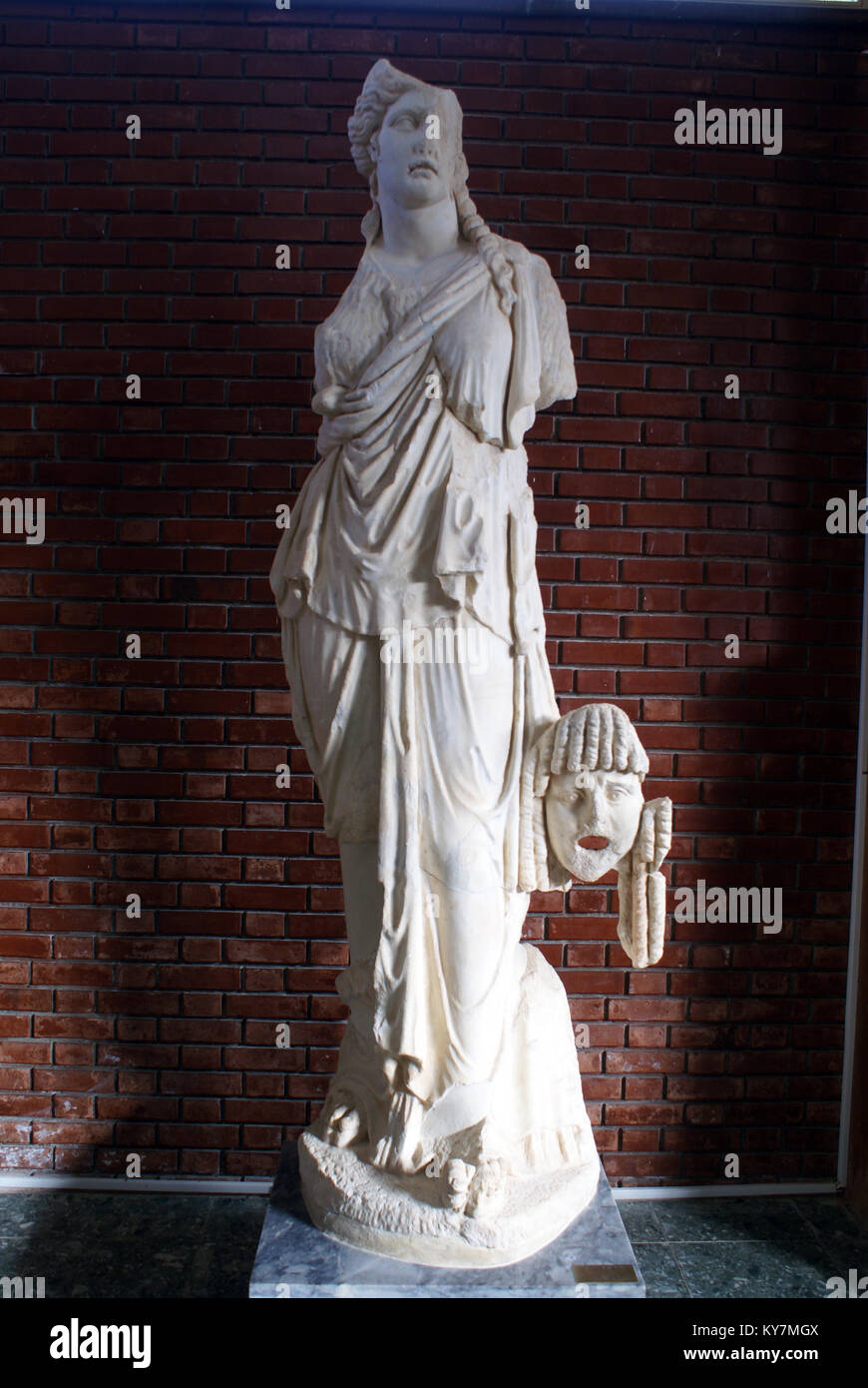 Statua di donna wioth maschera teatrale presso Aphrodisias museo, Turchia Foto Stock