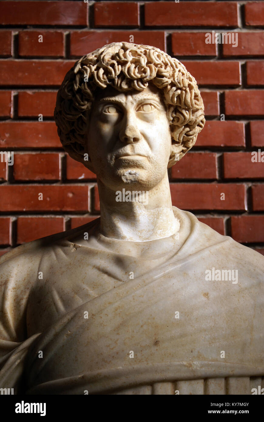 L'uomo la testa vicino a un muro di mattoni in Aphrodisias museo, Turchia Foto Stock