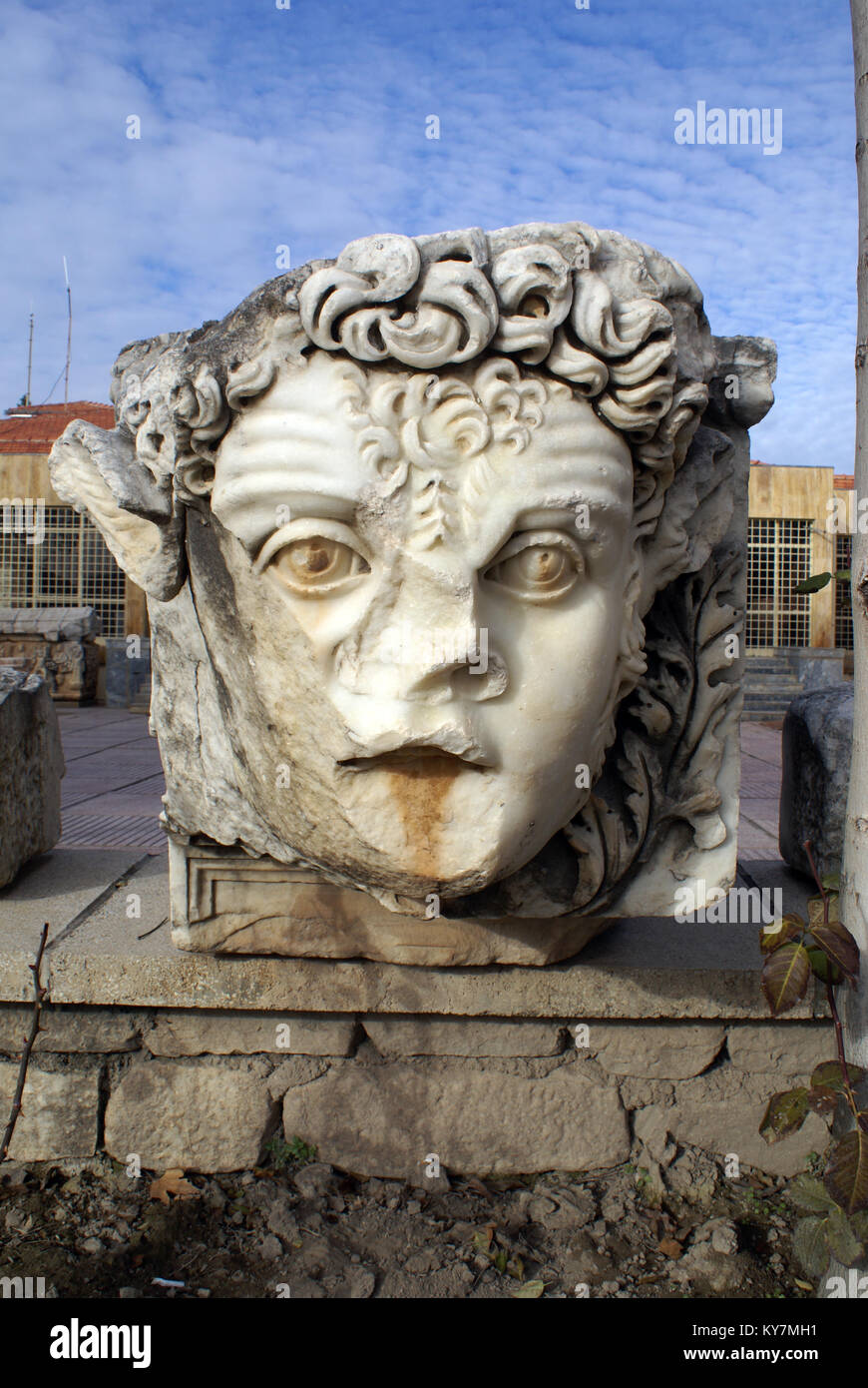 L'uomo la testa vicino all entrata di Aphrodisias museo, Turchia Foto Stock