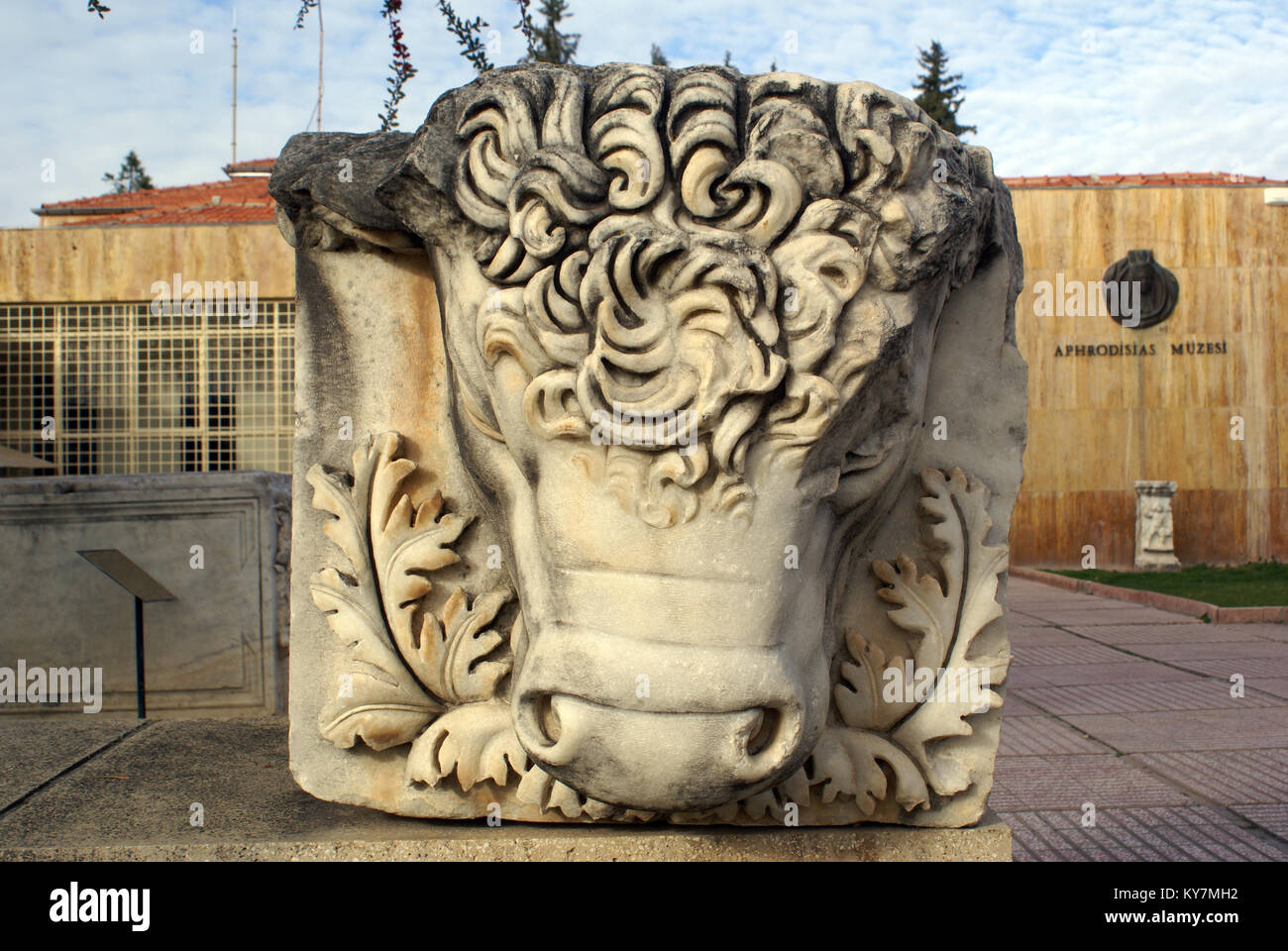 La testa di pecora e ingresso al museo di Aphrodisias, Turchia Foto Stock