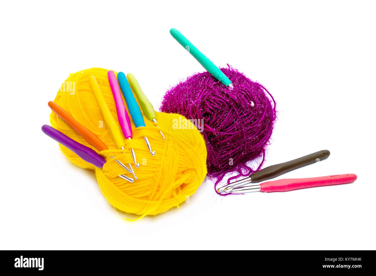 Multicolore di filati di lana e un set di ganci per maglieria isolati su sfondo bianco Foto Stock