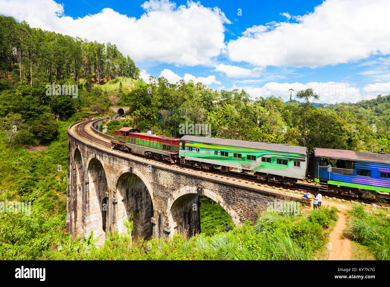 ELLA, SRI LANKA - 24 febbraio 2017: treno su nove archi Demodara Bridge o il ponte nel cielo. Nove archi Bridge si trova a Demodara vicino Foto Stock