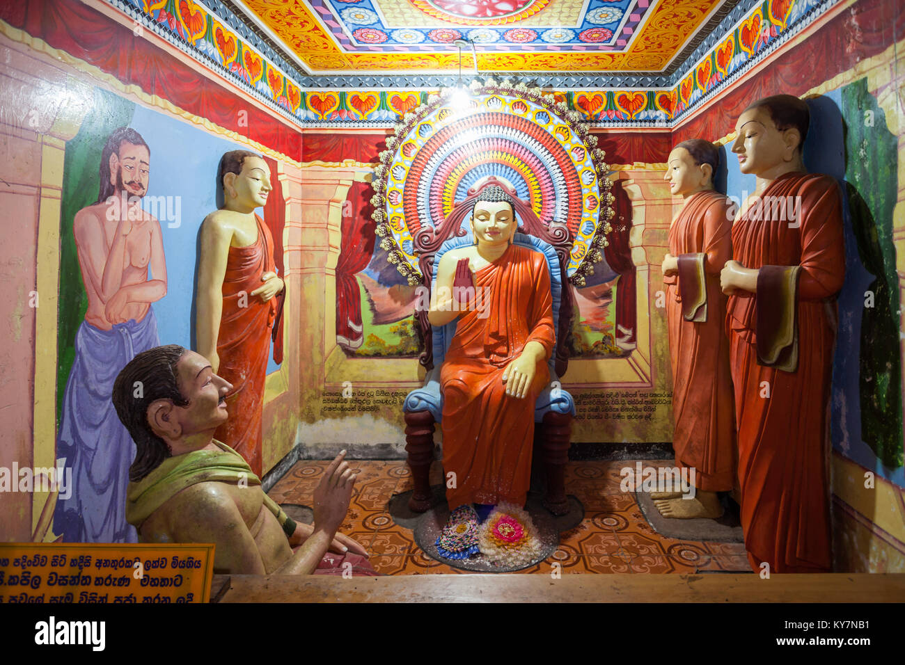 BENTOTA, SRI LANKA - Febbraio 27, 2017: Statue di Buddha all'interno del Vihara Kande Tempio. Kande Viharaya è un grande tempio Buddista vicino a Bentota beach in Foto Stock
