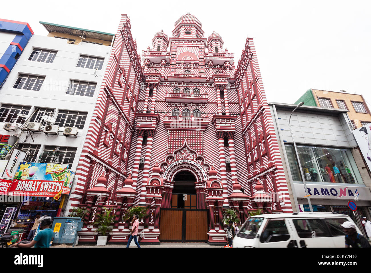 COLOMBO, SRI LANKA - 28 febbraio 2017: Jami-Ul-Alfar moschea o Red Masjid moschea è una storica moschea di Colombo, capitale dello Sri Lanka Foto Stock