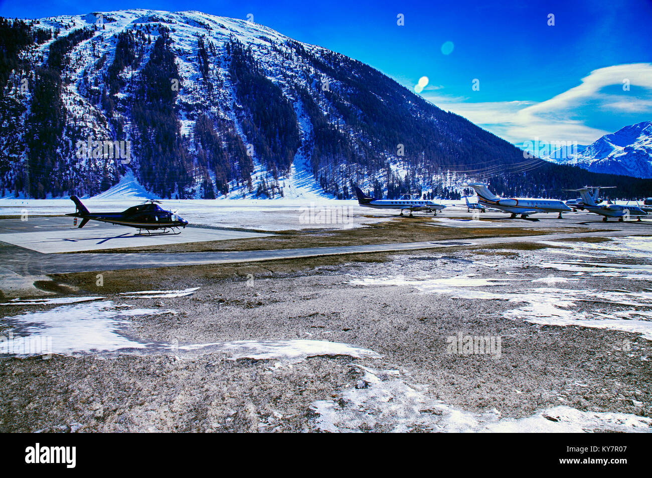 Jet privati, aerei ed elicotteri in aeroporto di St Moritz Svizzera nelle alpi Foto Stock