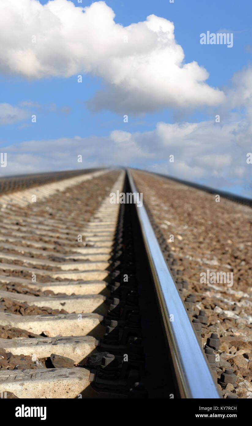 Primo piano della ferrovia via sullo sfondo con cielo blu Foto Stock