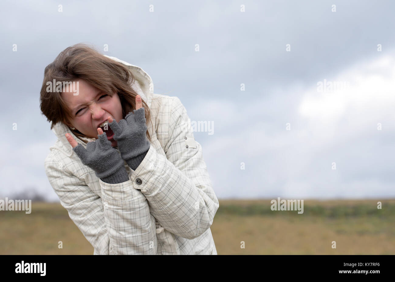 Emotional bella giovane ragazza piange sullo sfondo con autunno cielo scuro Foto Stock