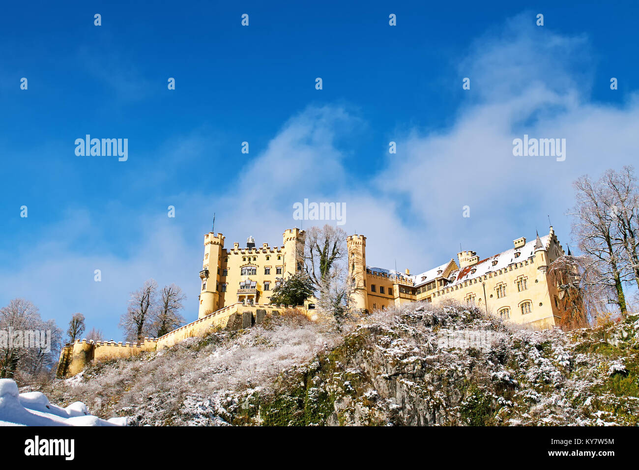 Il Castello di Hohenschwangau (Schloss) sulla scogliera nevoso sotto il cielo blu, Baviera, Germania Foto Stock