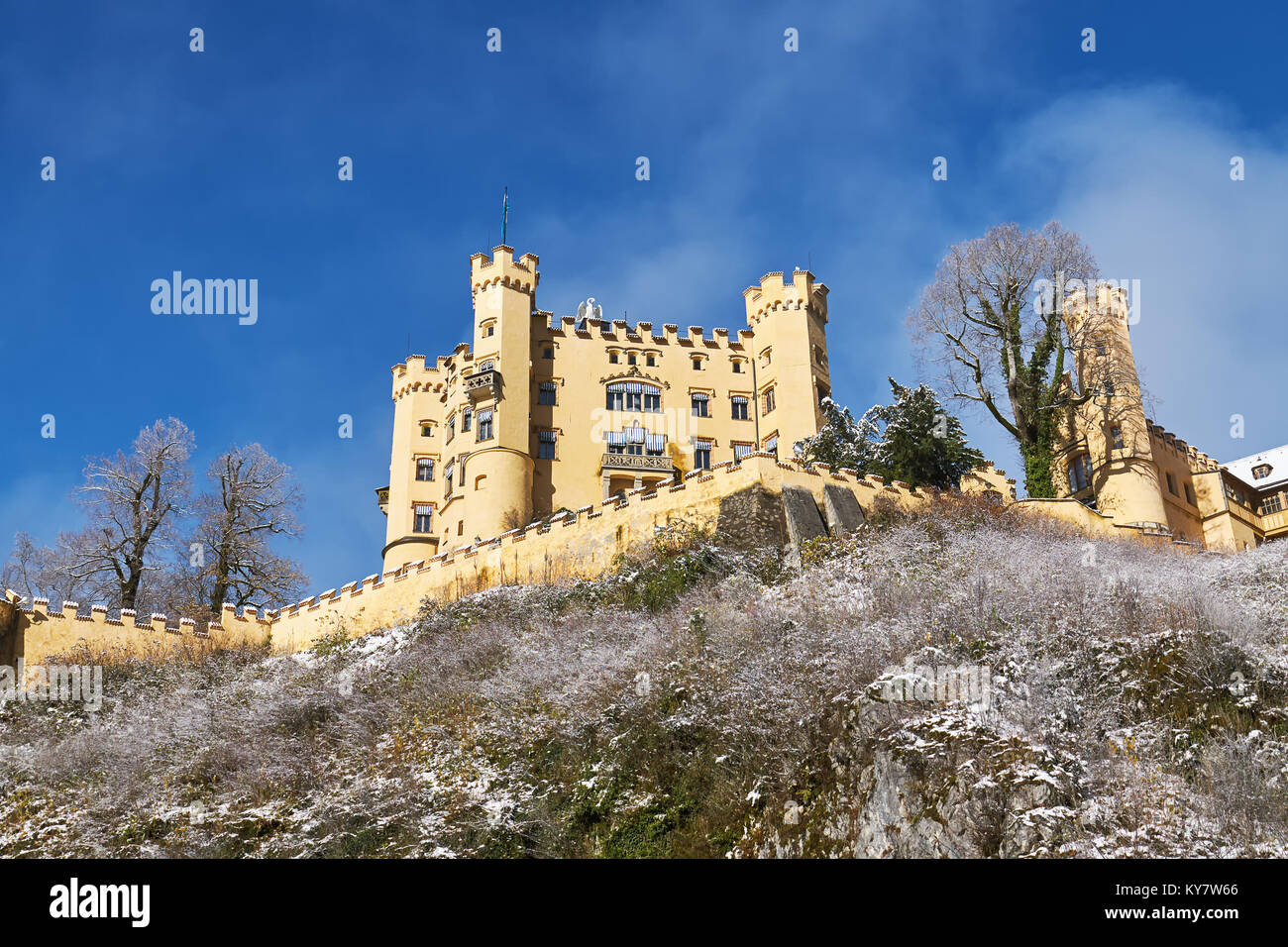 Il Castello di Hohenschwangau (Schloss) sulla scogliera nevoso sotto il cielo blu, Baviera, Germania Foto Stock