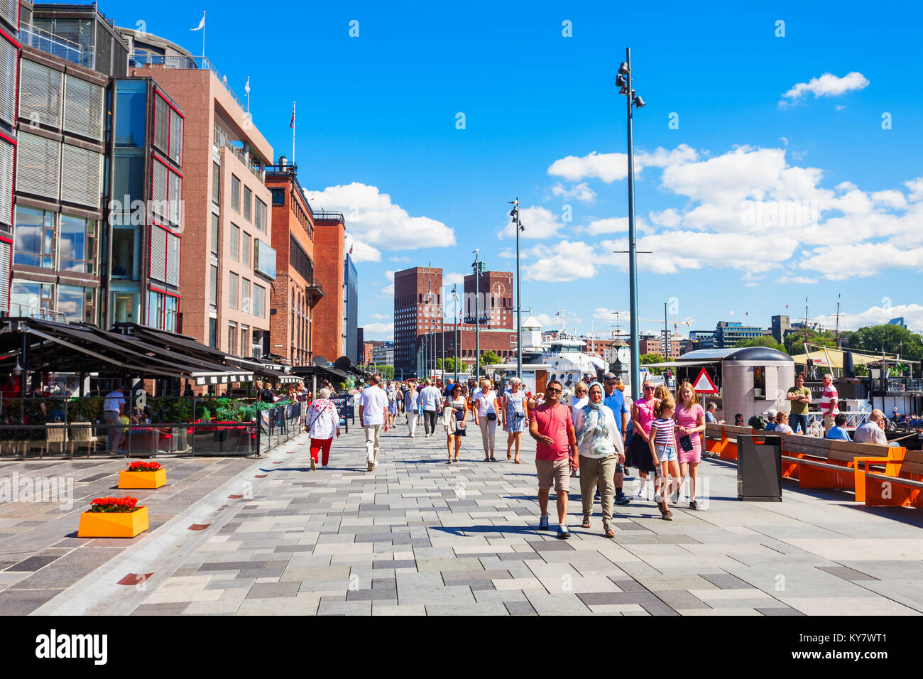 OSLO, Norvegia - 20 luglio 2017: passeggiata pedonale a Aker Brygge waterfront a Oslo, Norvegia. Aker Brygge è una famosa zona per lo shopping, ristoranti Foto Stock