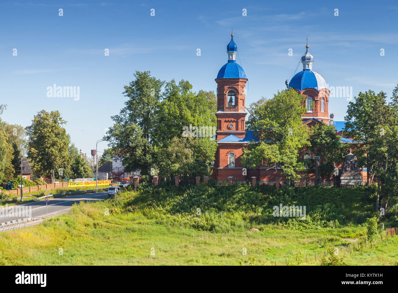 Rozhdestveno, Russia - Luglio 11, 2014: Chiesa della Natività della Beata Vergine Maria sul giorno di estate, lavoratore è sul tetto Foto Stock