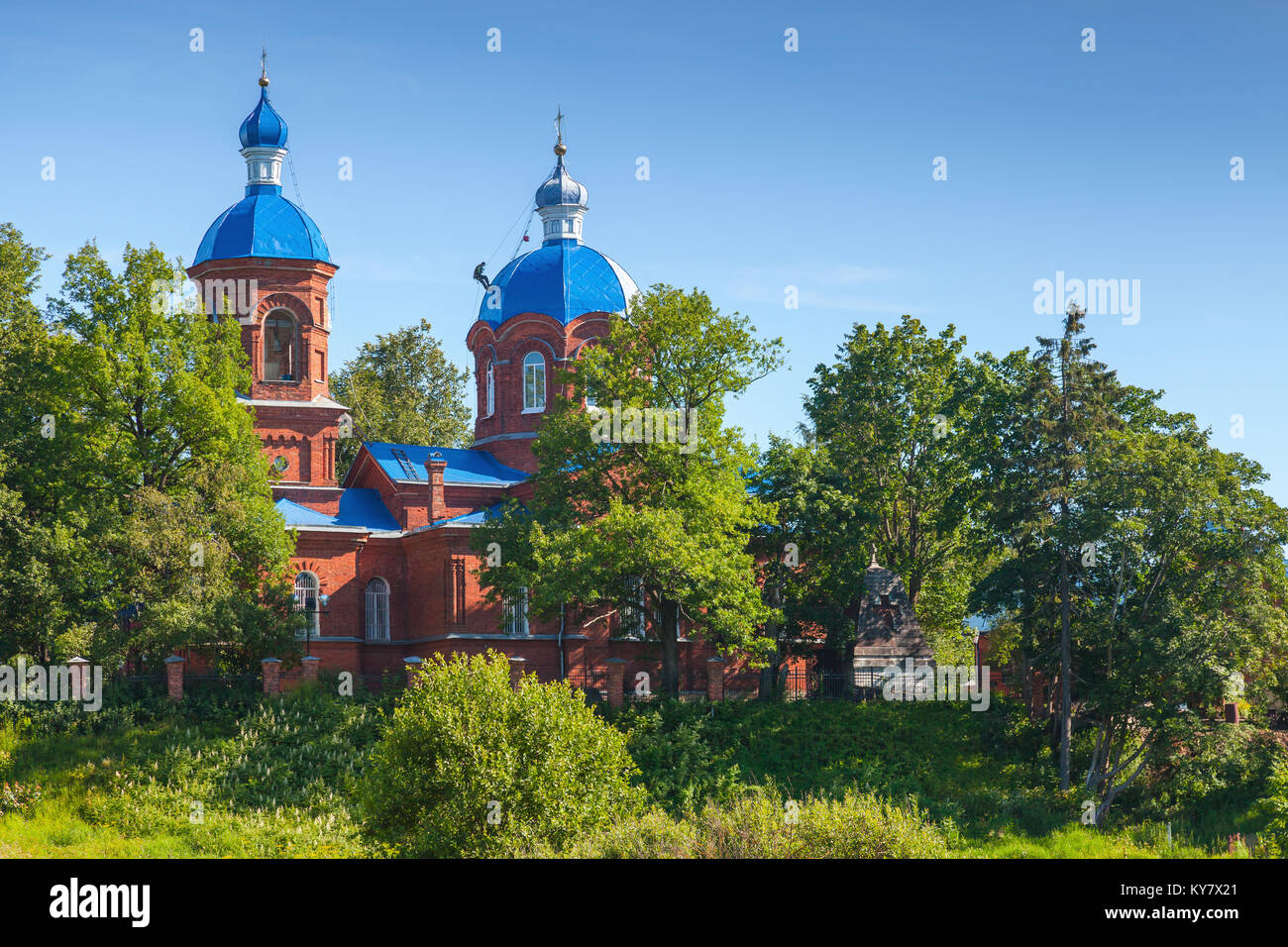 Rozhdestveno, Russia - Luglio 11, 2014: Chiesa della Natività della Beata Vergine Maria sul giorno di estate, il lavoratore le riparazioni del tetto Foto Stock