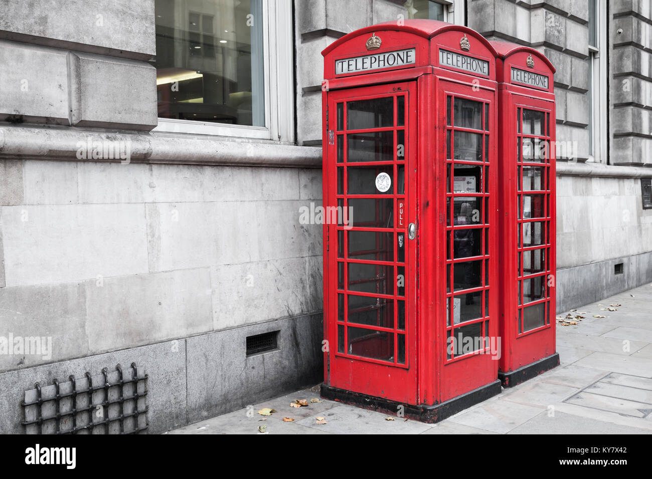 London, Regno Unito - 29 Ottobre 2017: due K6 le cabine telefoniche stand per la strada della city di Londra Foto Stock