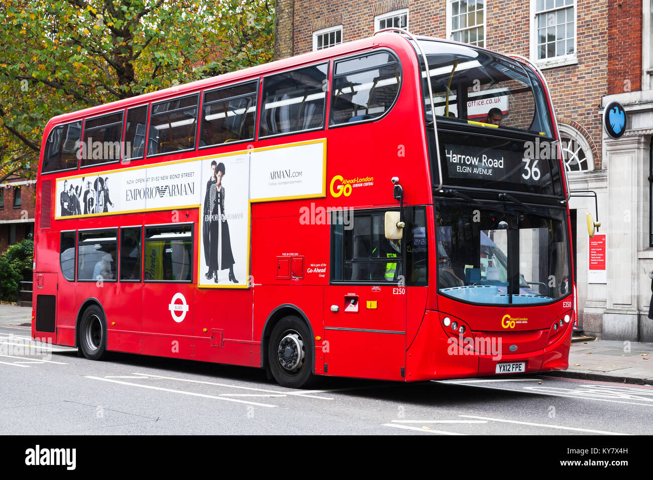 London, Regno Unito - 31 Ottobre 2017: moderno rosso double-decker bus con passeggeri comuni sta andando giù per la strada della city di Londra Foto Stock